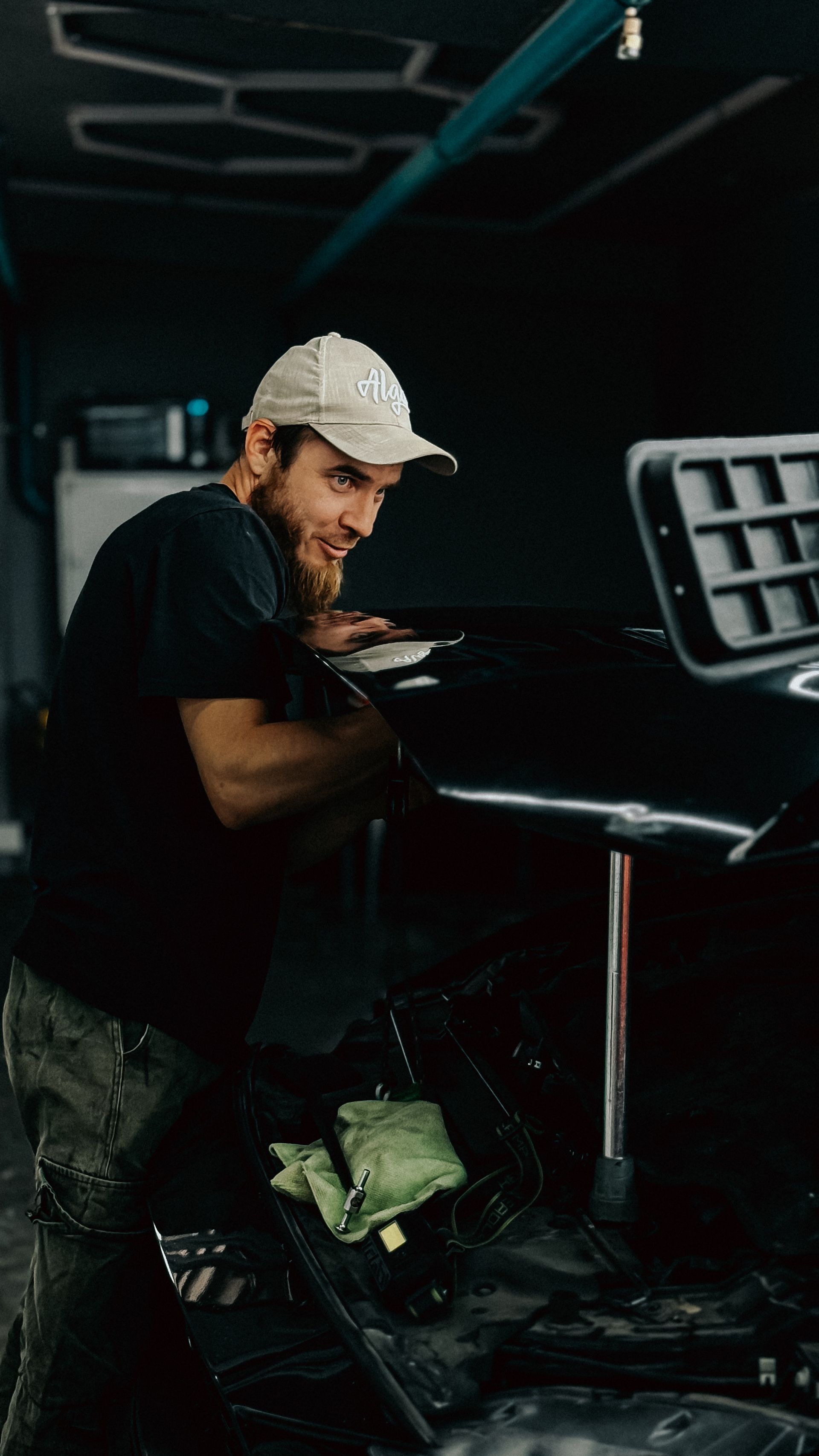Mecánico trabajando bajo el capó en el taller de Picassent