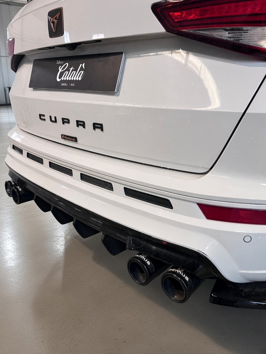 Detalle del escape de un Cupra en el taller de Picassent