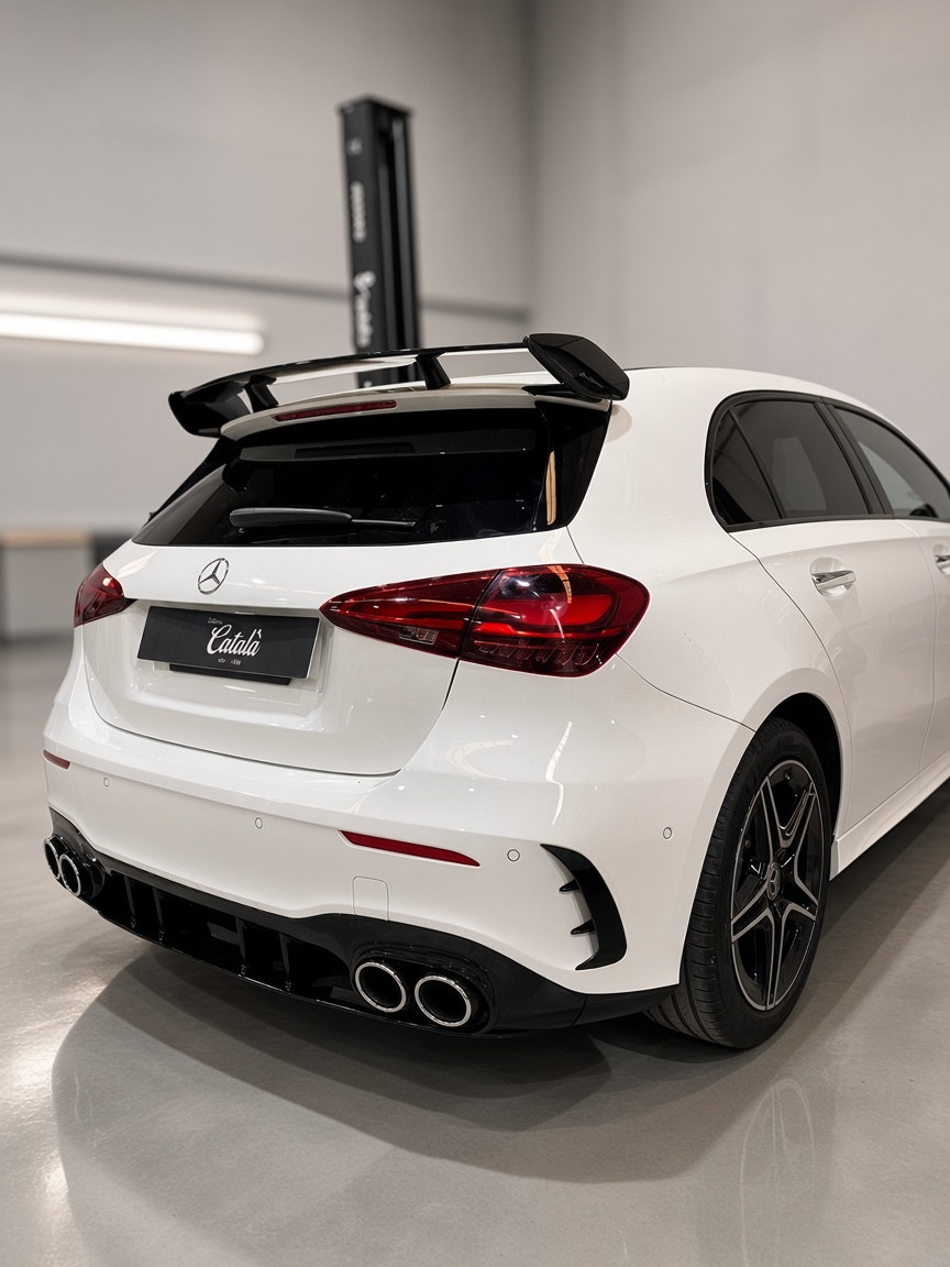 Mercedes blanco en revisión de mantenimiento en Picassent
