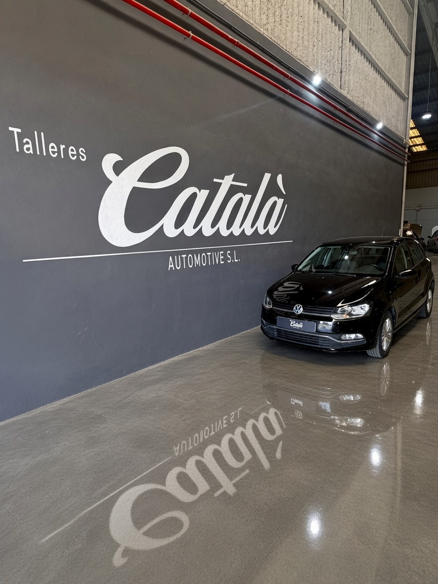 Volkswagen Polo negro preparado para pre-ITV en Picassent